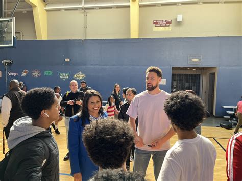 Klay Thomspon pays visit to SF rec center, plays pickup with kids